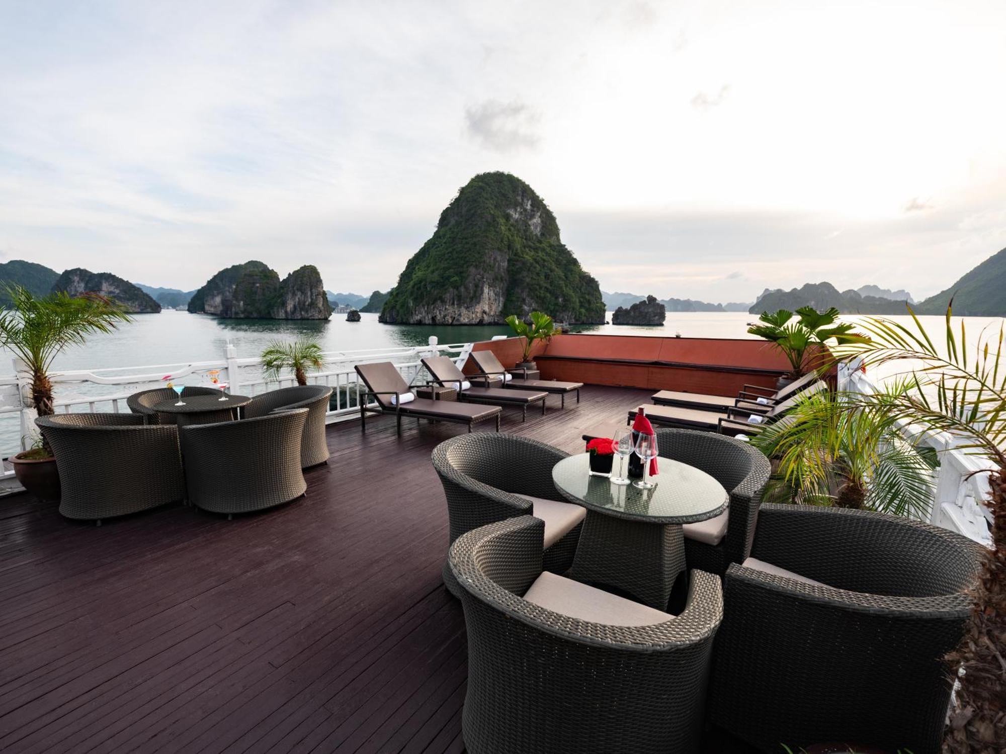 Hera Boutique Cruise Ha Long Bay Exteriör bild