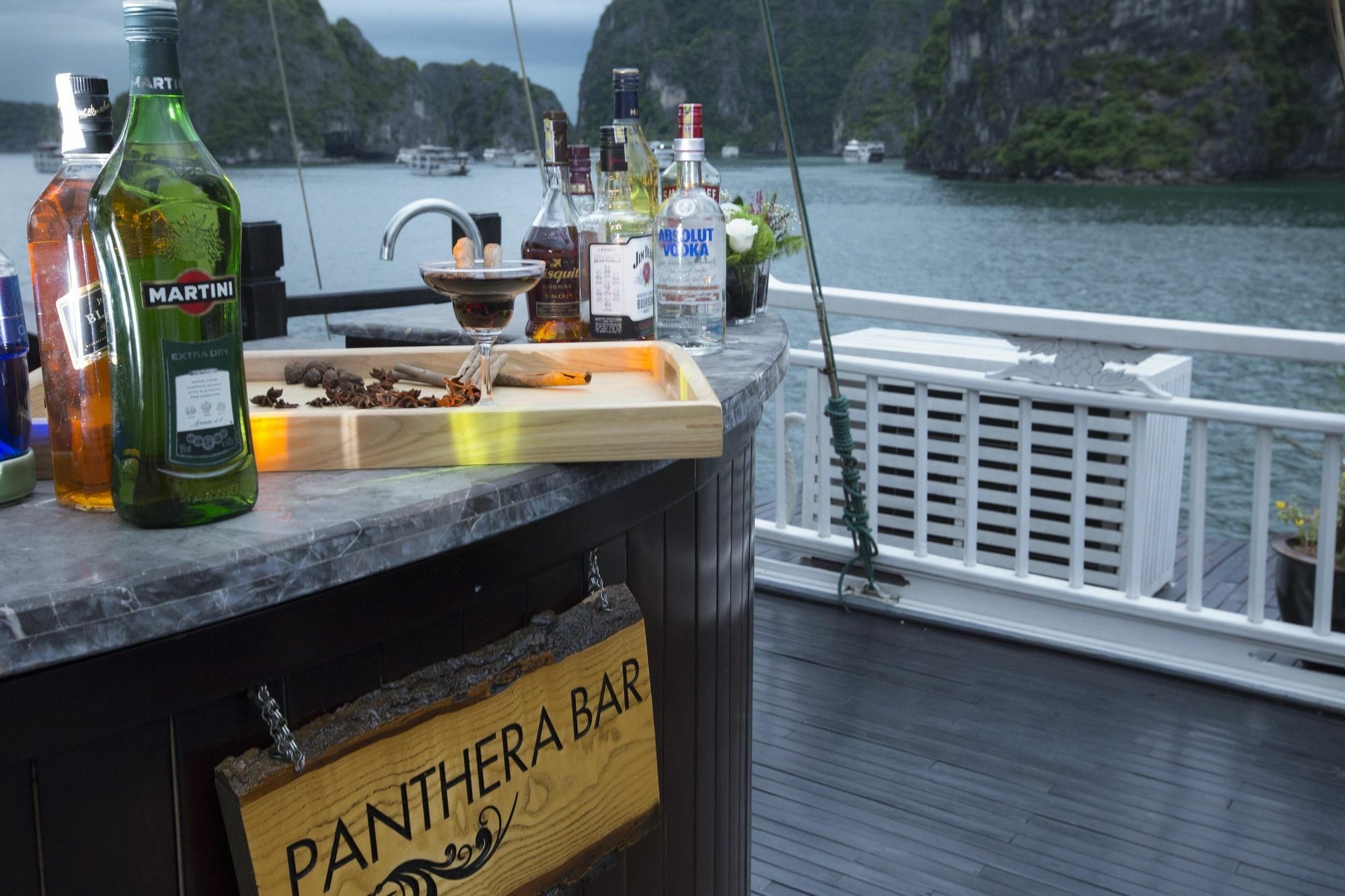 Hera Boutique Cruise Ha Long Bay Exteriör bild